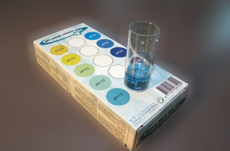 PH-waarde vijverwater testen: kleur vergelijken met kleurschaal